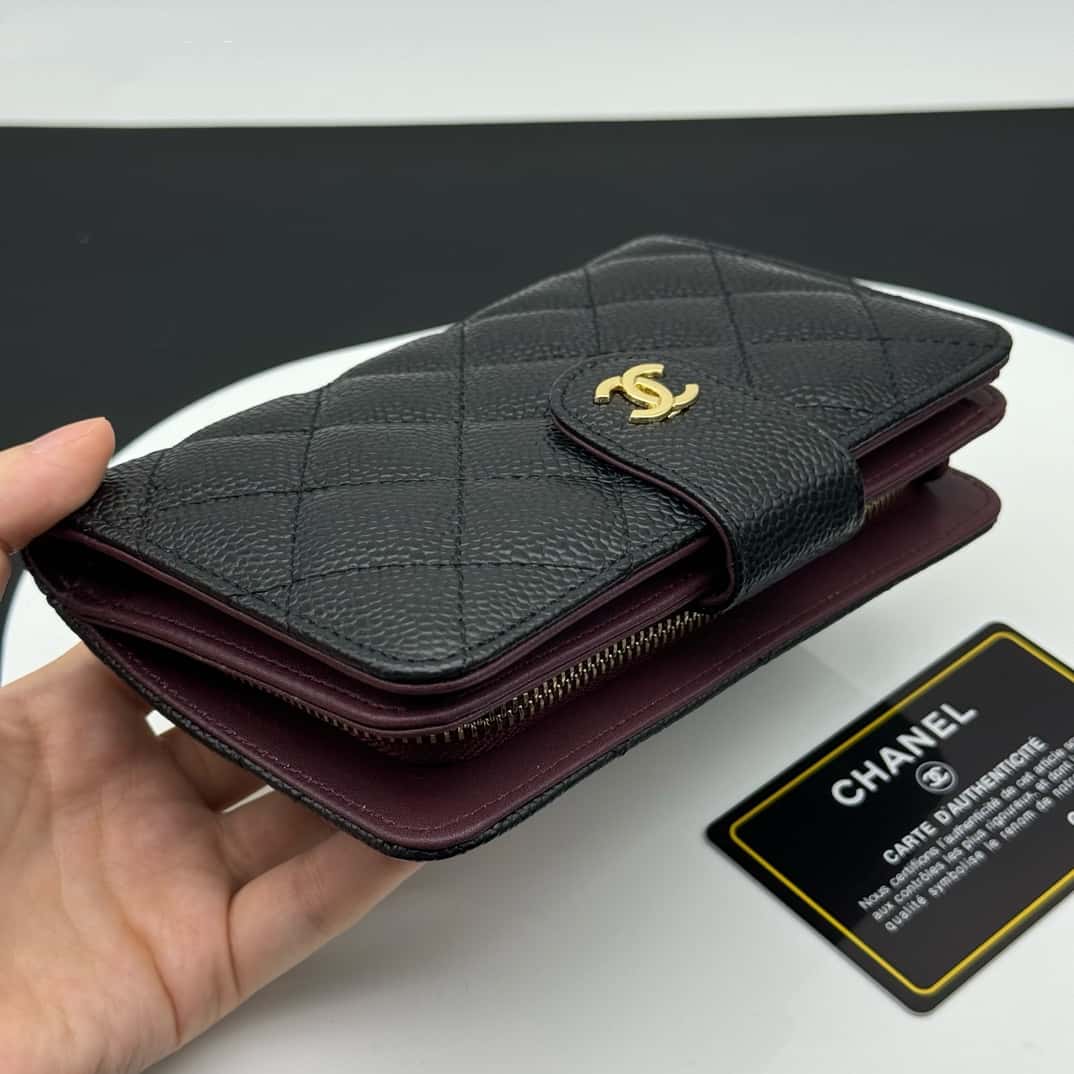 【シャネル】  2つ折り財布 キャビアスキン レザー ゴールド金具 財布A48667