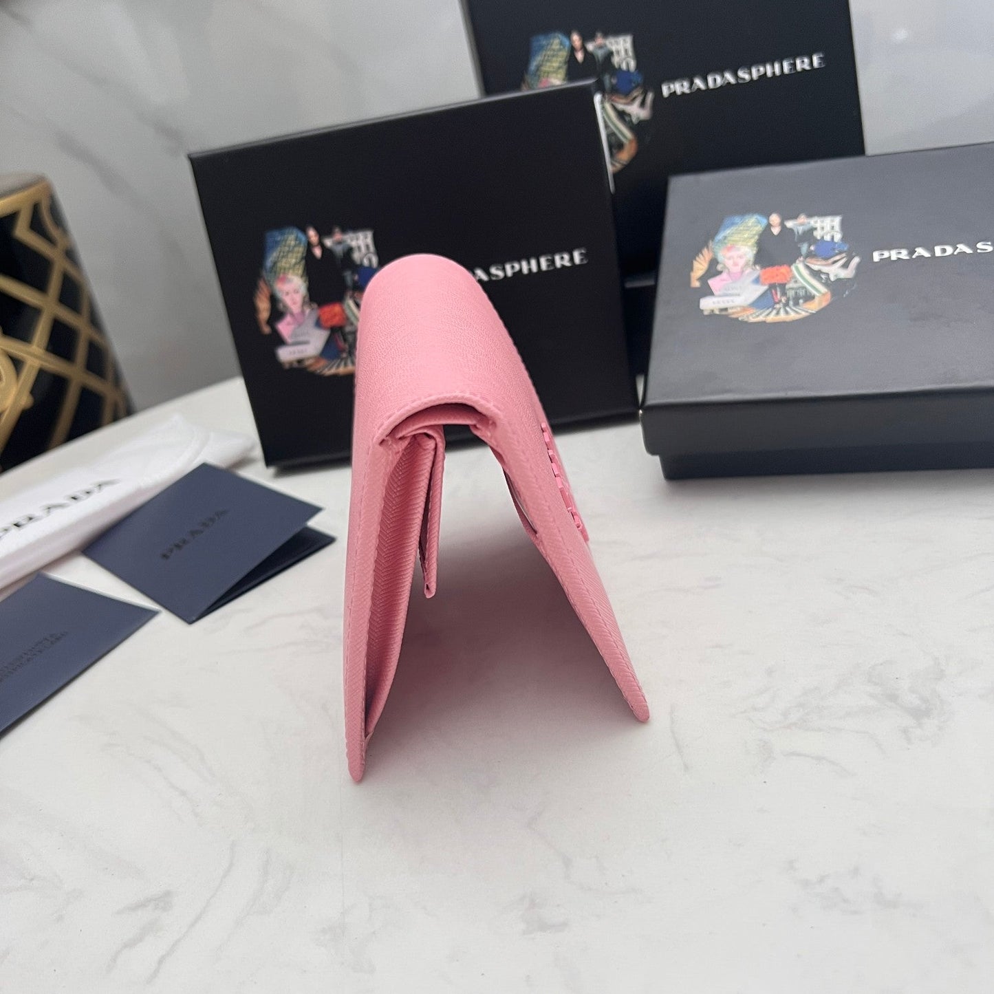 【プラダ】サフィアーノ素材使用 新作レディースミニ財布 在庫わずか