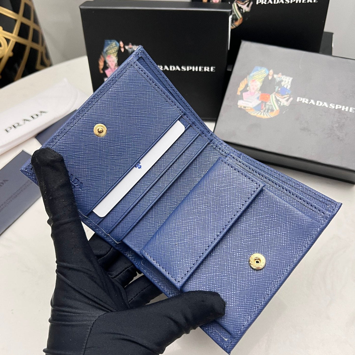 【プラダ】サフィアーノ素材使用 新作レディースミニ財布 在庫わずか