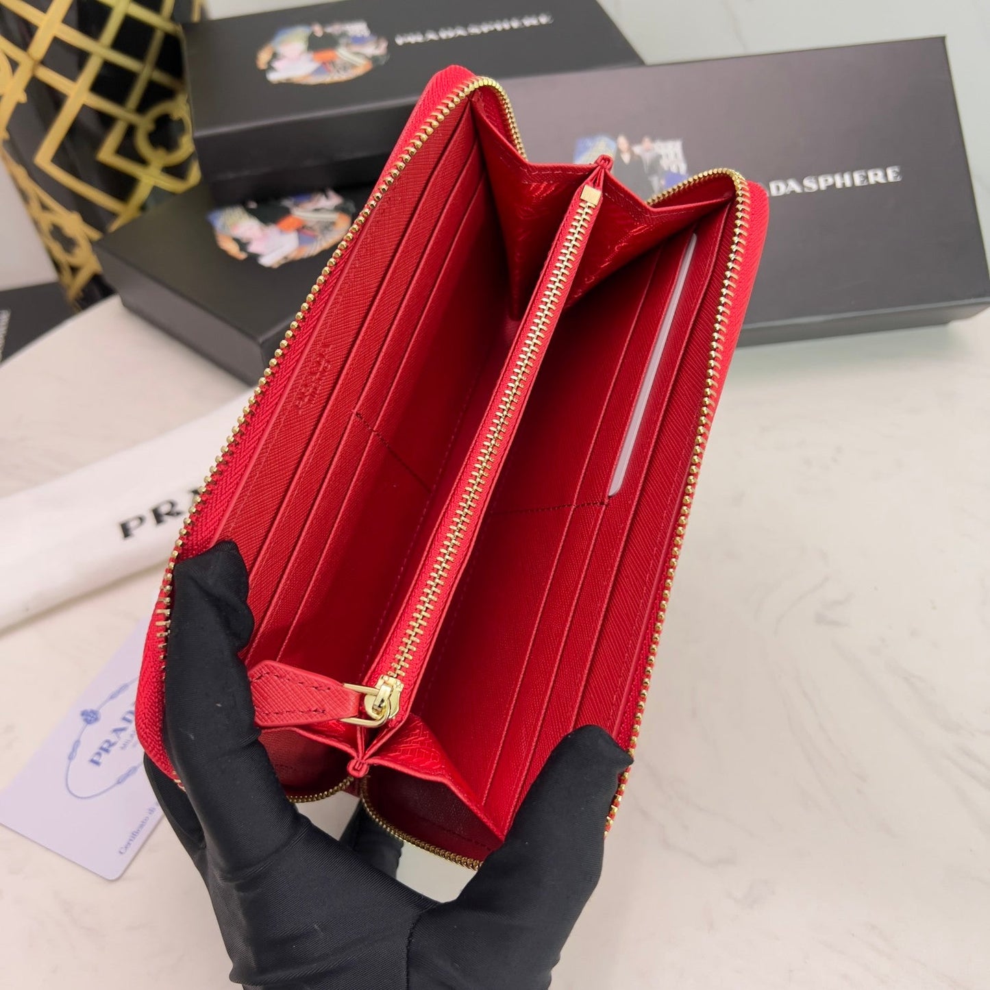 【プラダ】三角ロゴが光る 定番ジッパー長財布 上品な定番モデル