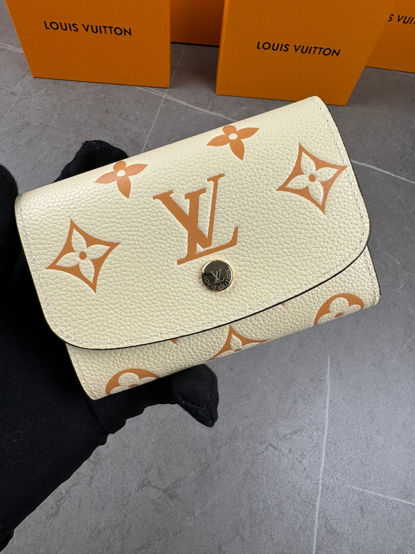 【ルイヴィトン】モノグラム型押しミニ財布 高機能で日常に最適4色